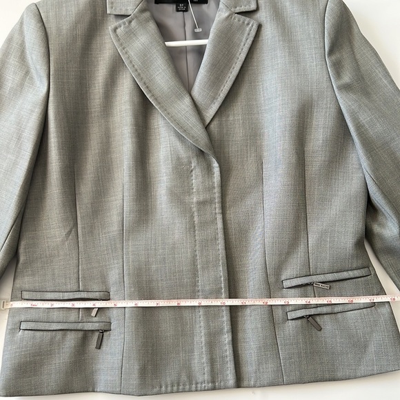 Anne Klein woman’s suit jacket. Gray. - Picture 7 of 8